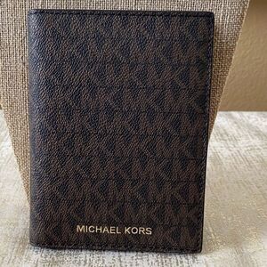 Michael Kors Jet Set Travel Passport Brown/Tan Logo Print Canvas Wallet. NWOT